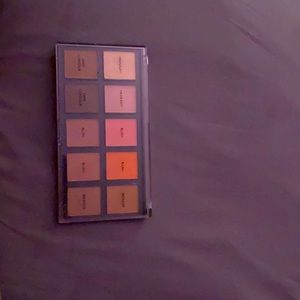 MULTI PURPOSE PALLET FOR EYES ,CHEEKS ,CONTOUR